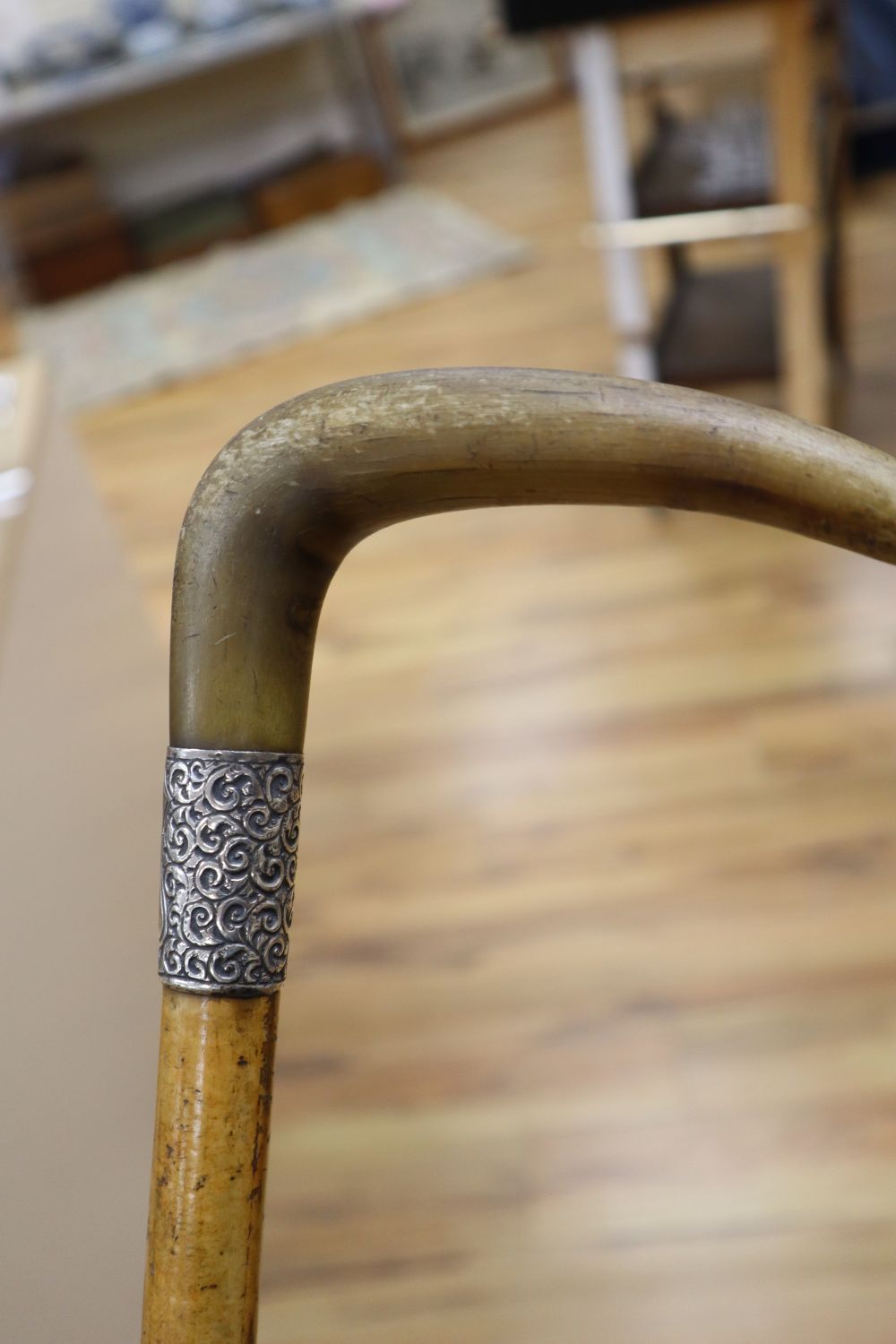 An Edwardian rhinoceros horn handled silver mounted walking stick, length 87cm